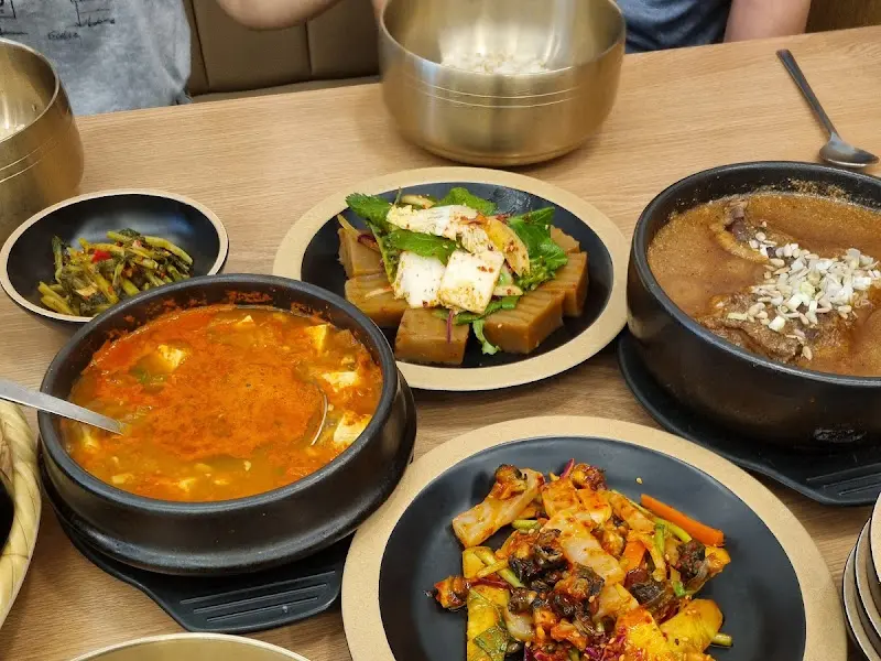 보리밥과 곁들임 메뉴