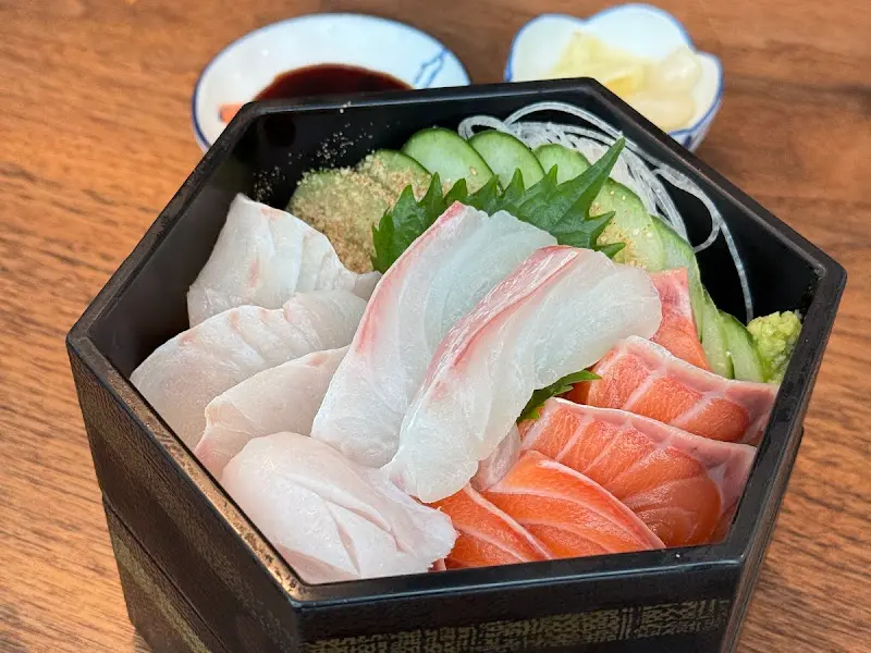 다채로운 해산물이 정갈하게 담긴 카이센동