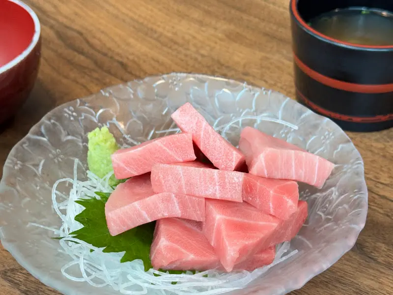 윤기가 흐르는 신선한 참치회