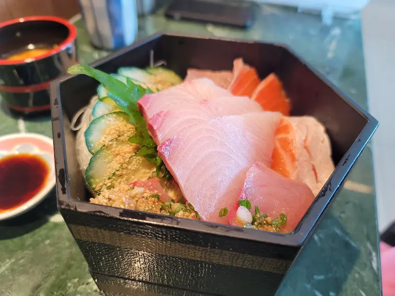 신선한 재료들이 가득 담긴 카이센동의 모습