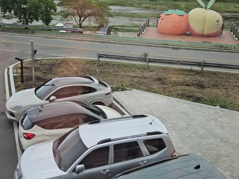 카페 앞 조형물