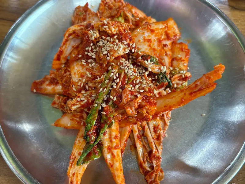 접시에 담긴 겉절이 김치