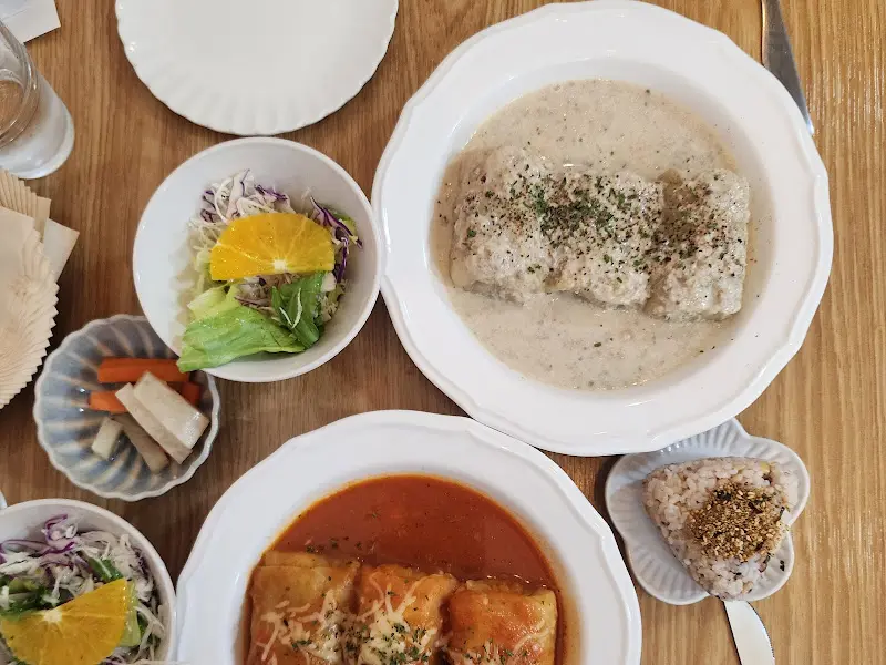 토마토 카베츠롤과 샐러드