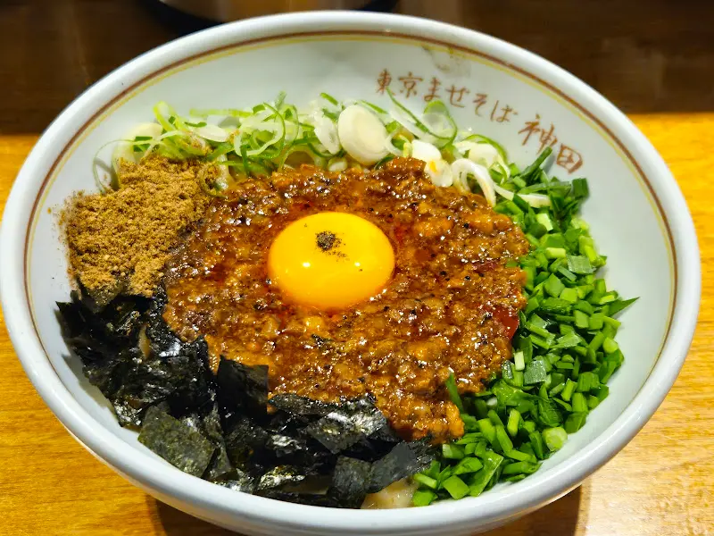 다양한 토핑이 올라간 마제소바