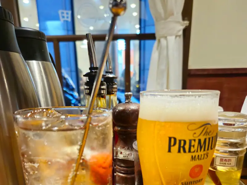 테이블 위에 놓인 소스