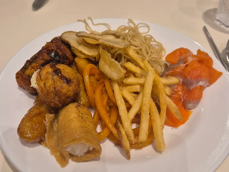 접시에 담긴 튀김, 감자튀김, 면 요리, 오렌지