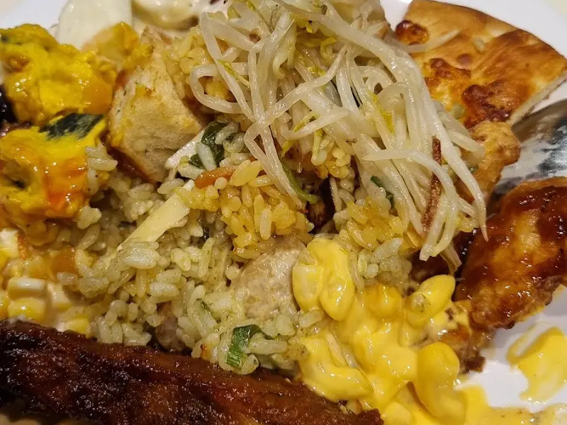 접시에 담긴 다양한 음식들