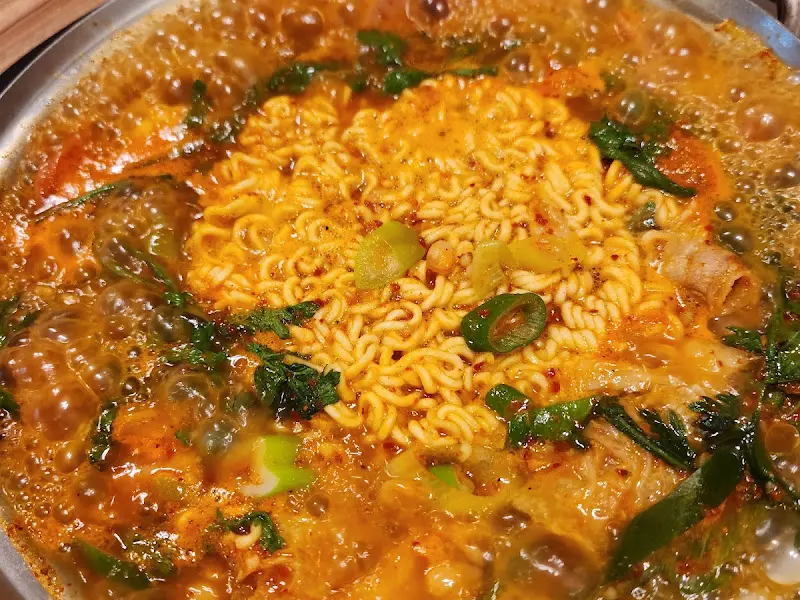 맛있게 끓고 있는 부대찌개