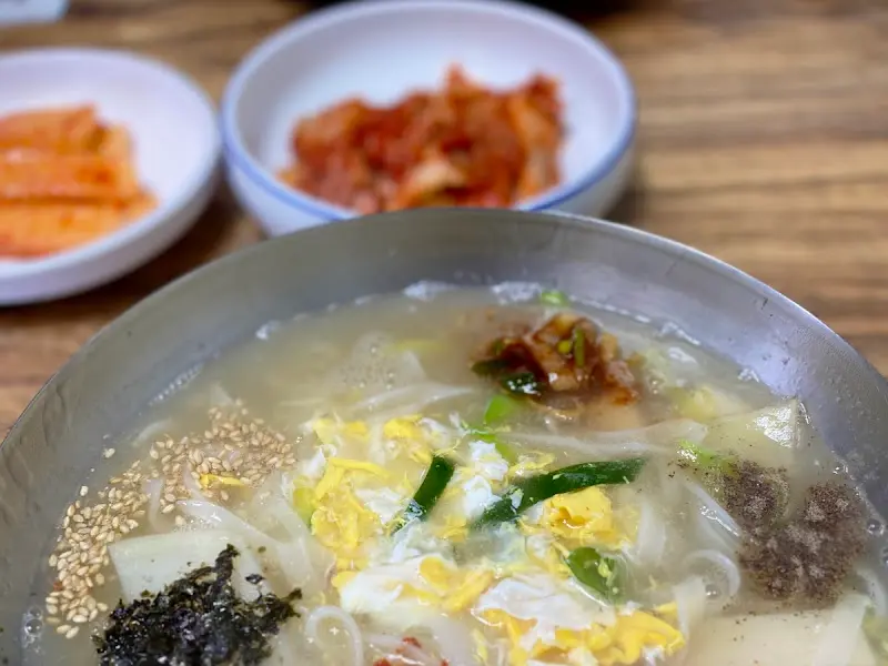 만두칼국수와 김치