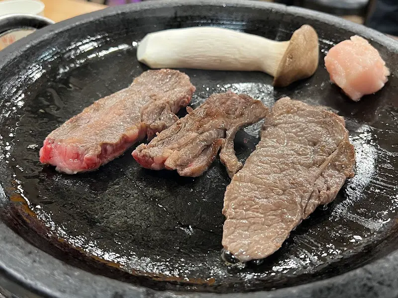 불판 위에서 맛있게 익어가는 암소 한우