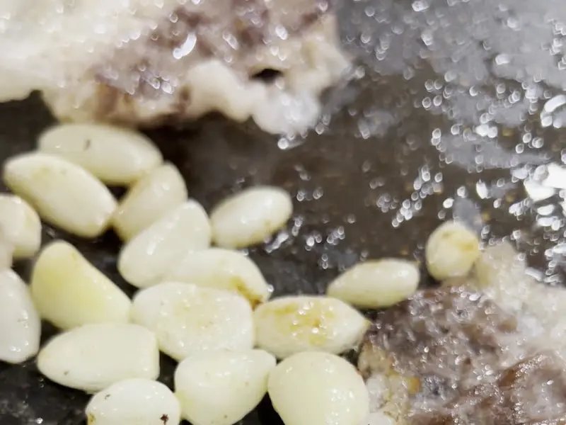 기름에 노릇하게 구워진 마늘