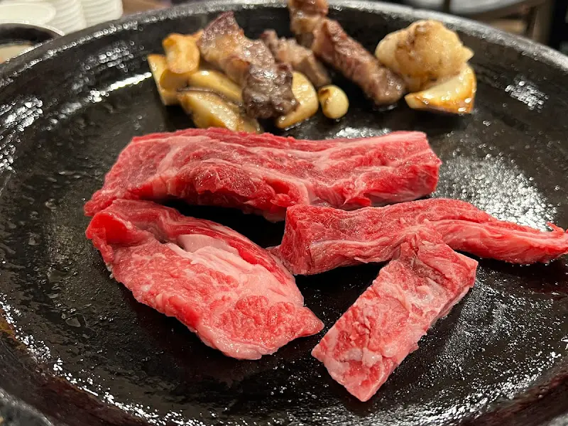 붉은 빛깔의 신선한 암소 한우 구이