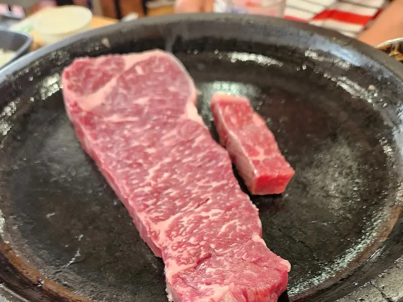 불판 위에 올려진 큼지막한 소고기
