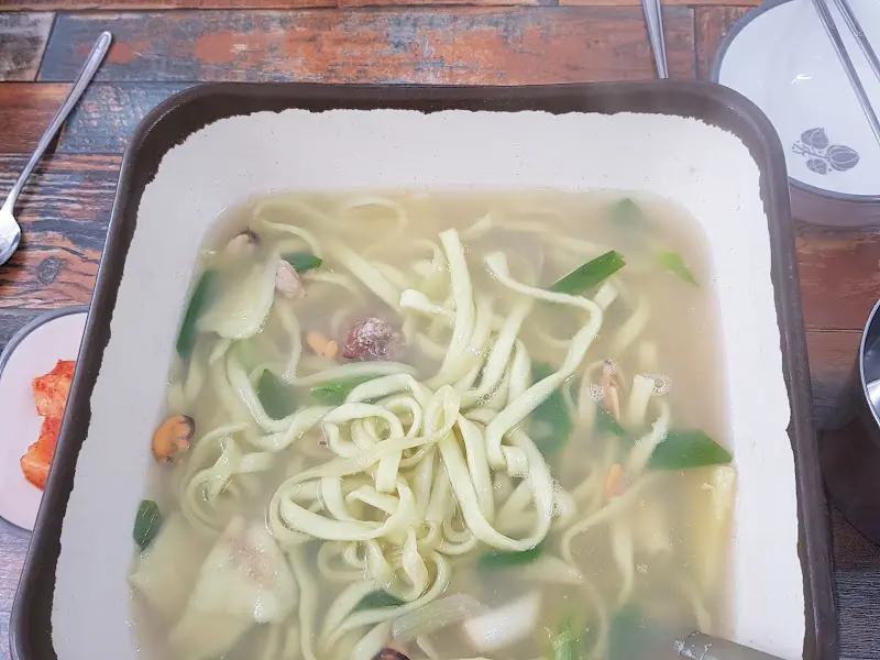 푸짐한 바지락칼국수 한 상