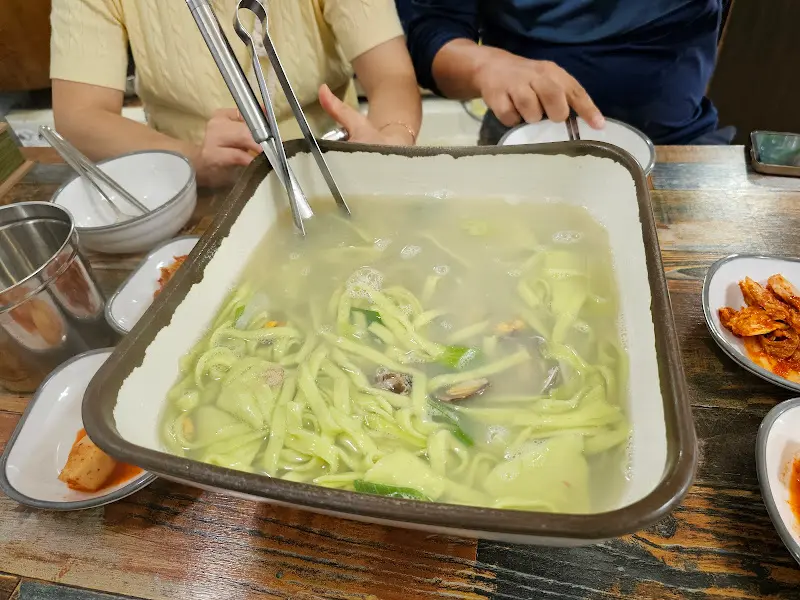 넉넉한 인심이 느껴지는 칼국수
