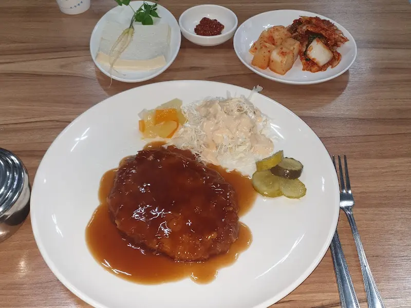 윤기가 흐르는 돈까스