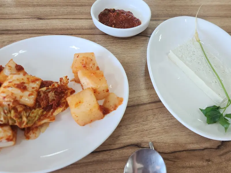 정갈한 밑반찬 구성