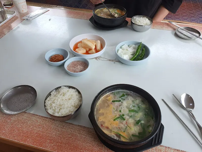 피순대국밥 한 상 차림