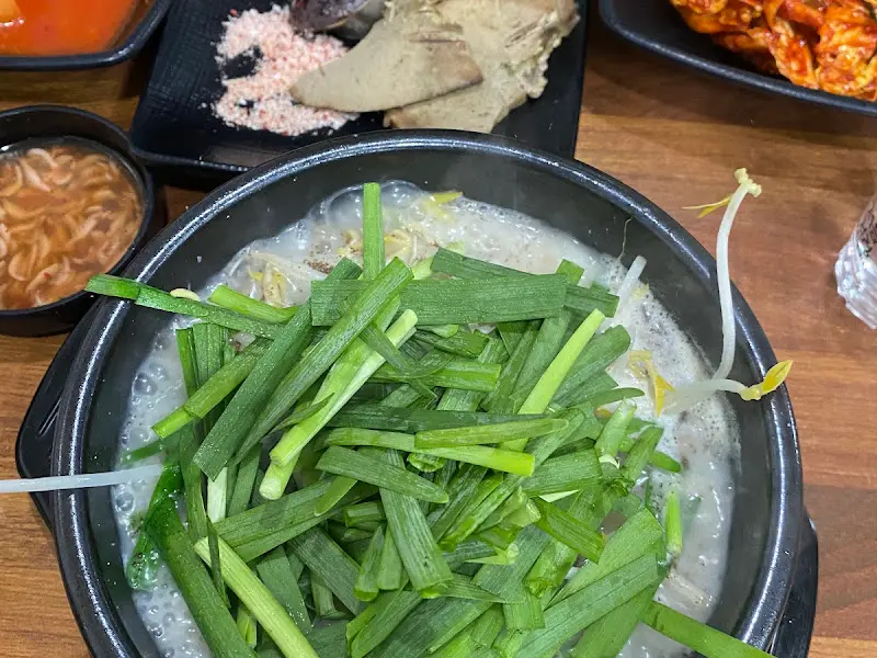 숙주와 부추가 듬뿍 들어간 순대국