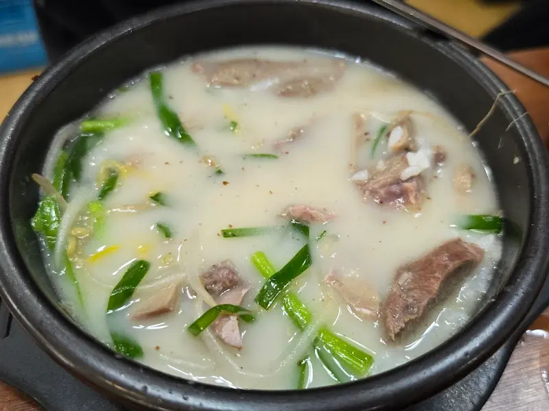 뽀얀 국물이 인상적인 순대국