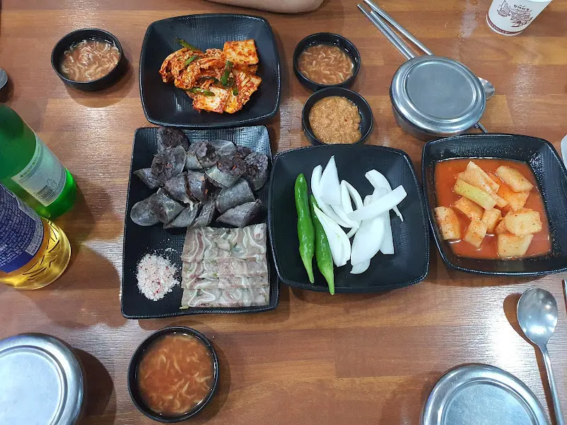 깔끔하게 차려진 테이블