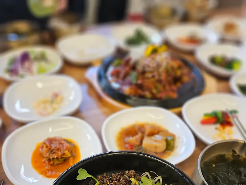 다양한 밑반찬들이 놓여진 테이블 전경