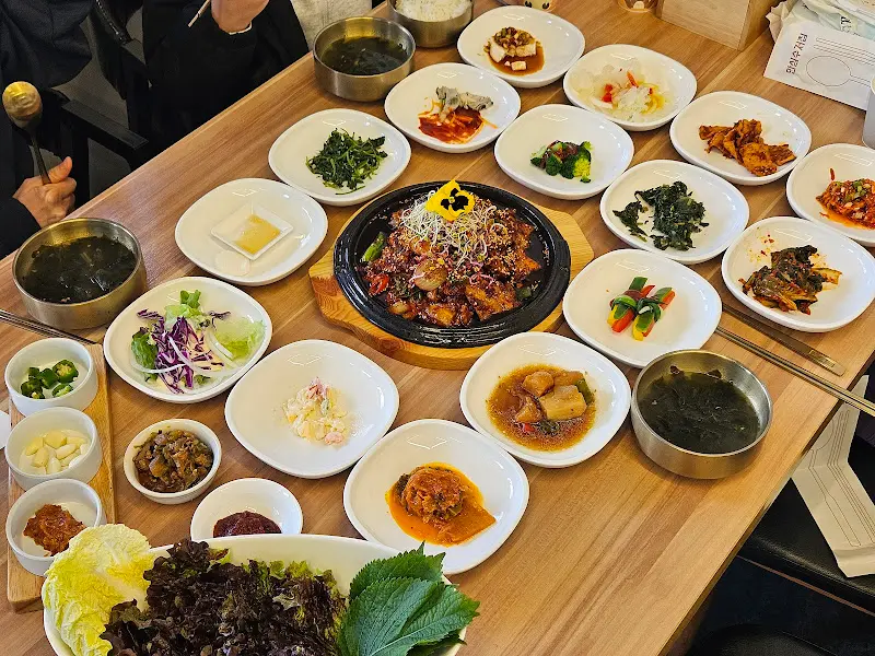 상차림 전체 샷