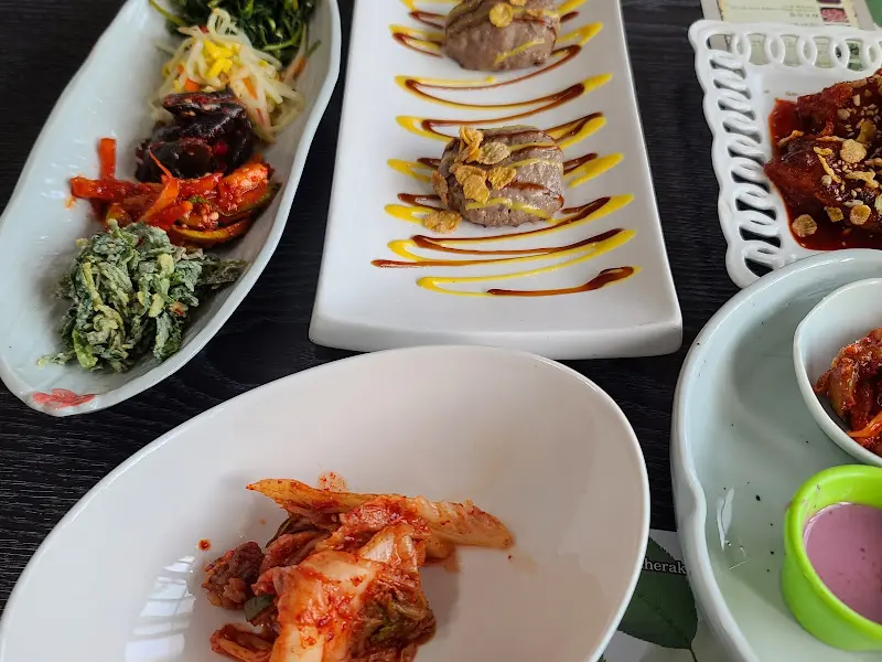 정갈하게 담겨 나온 떡갈비와 나물