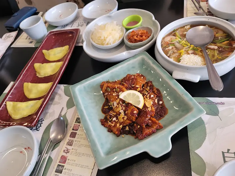 다양한 종류의 반찬들이 담겨 나온 한 상 차림