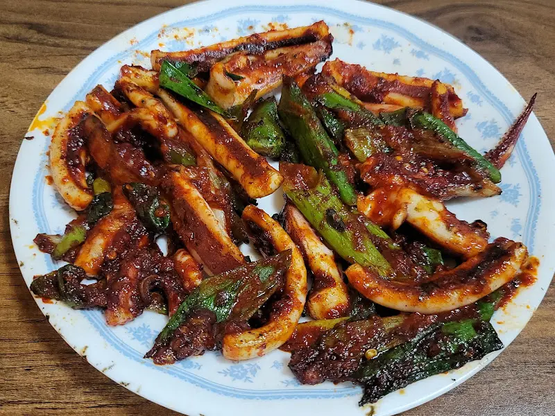 윤기가 흐르는 오징어 직화구이