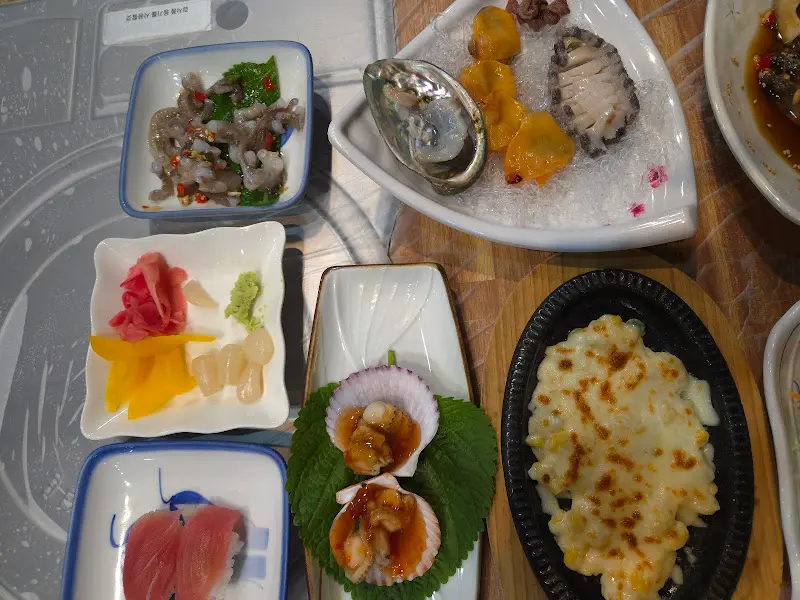 신선한 해산물과 다채로운 곁들임 요리