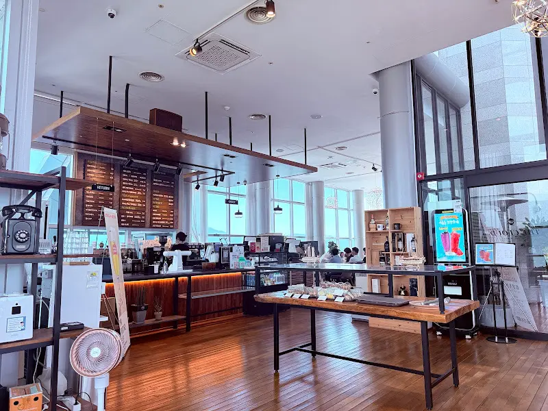카페 내부 전경