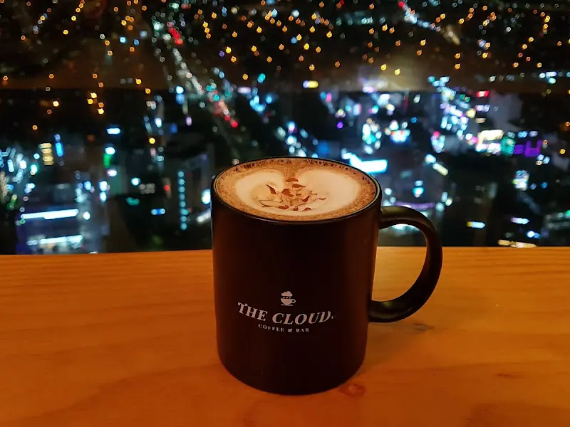 밤에 찍은 커피 사진