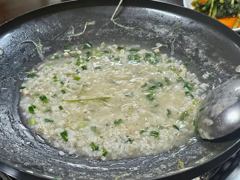 기러기 칼국수를 먹고 남은 국물에 끓여먹는 죽