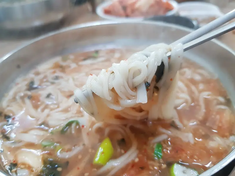 젓가락으로 면을 들어올린 모습