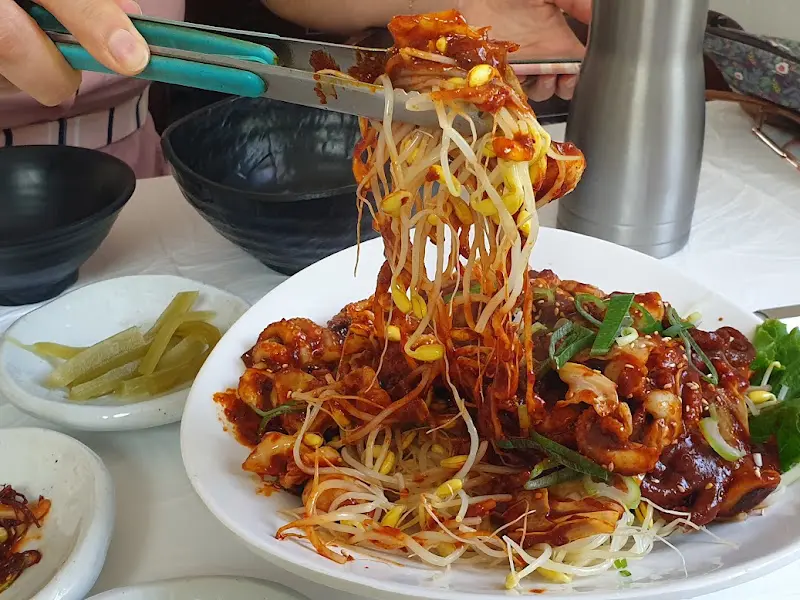 쭈꾸미볶음과 콩나물