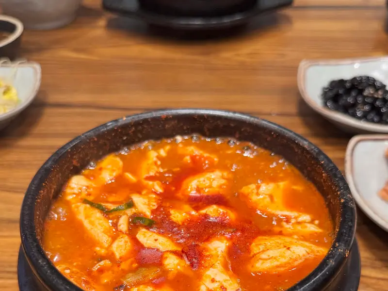 순두부찌개가 담긴 검은색 뚝배기