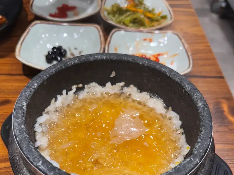 돌솥에 물을 부어 만든 누룽지