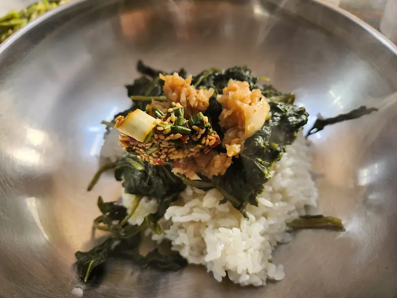 양념을 넣어 비빈 곤드레밥