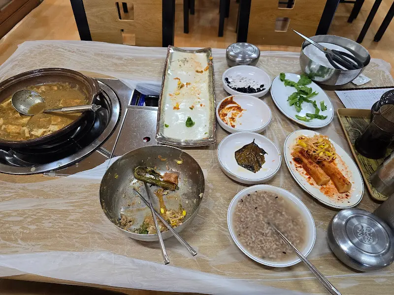 한 상 가득 차려진 음식