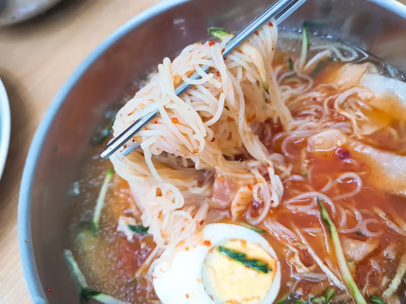 젓가락으로 들어올린 밀면