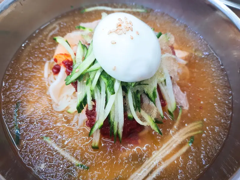 계란 고명이 올라간 밀면