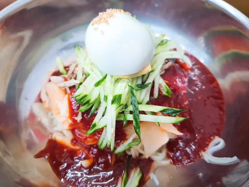 양념장이 듬뿍 올려진 밀면