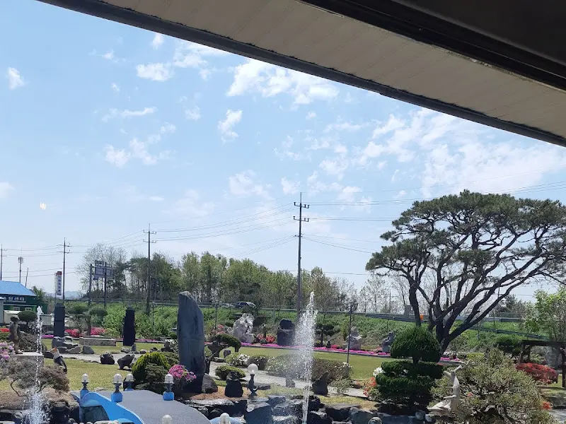 카페에서 바라본 정원