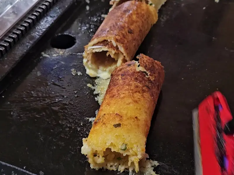 치즈가 듬뿍 올려진 누룽지 볶음밥