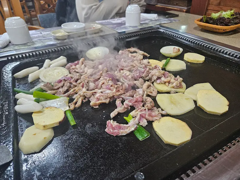 돌판 위에서 익어가는 오리 로스구이