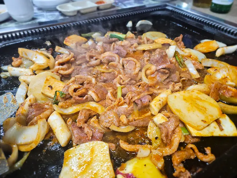 돌판 가득 구워진 오리 로스구이