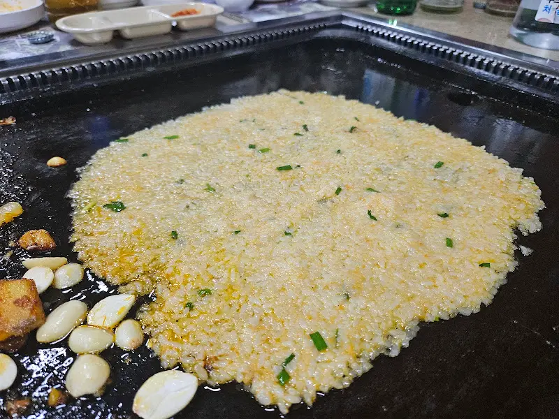 누룽지처럼 펼쳐진 치즈 볶음밥