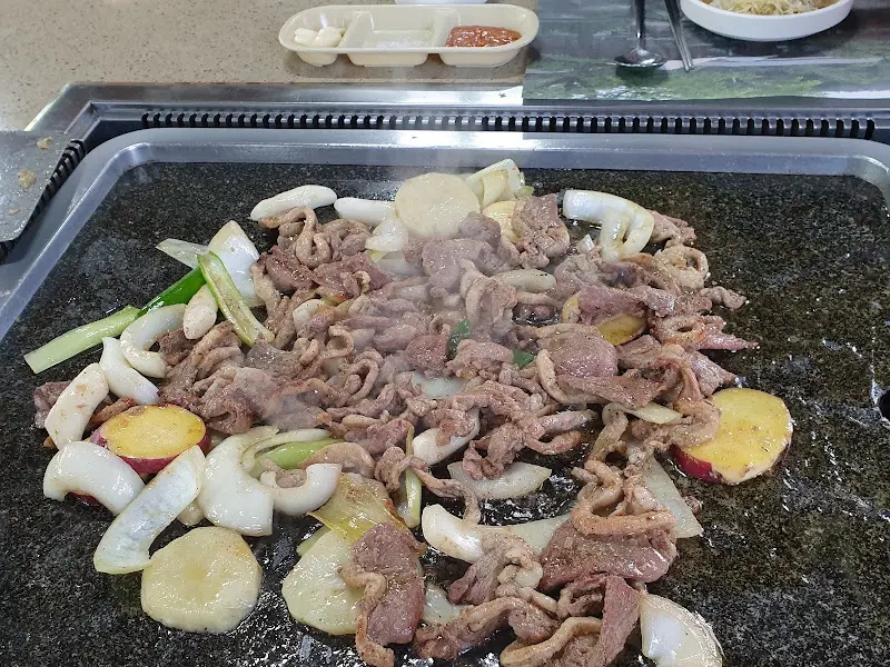 오리고기와 곁들여 먹는 다양한 채소들