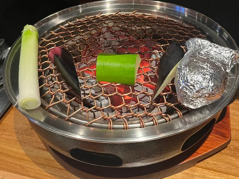 숯불 위에서 구워지는 채소들